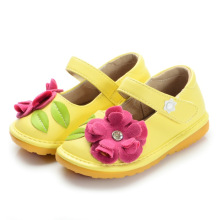 Желтые детские скрипучие туфли с розовым цветком Handmade Soft